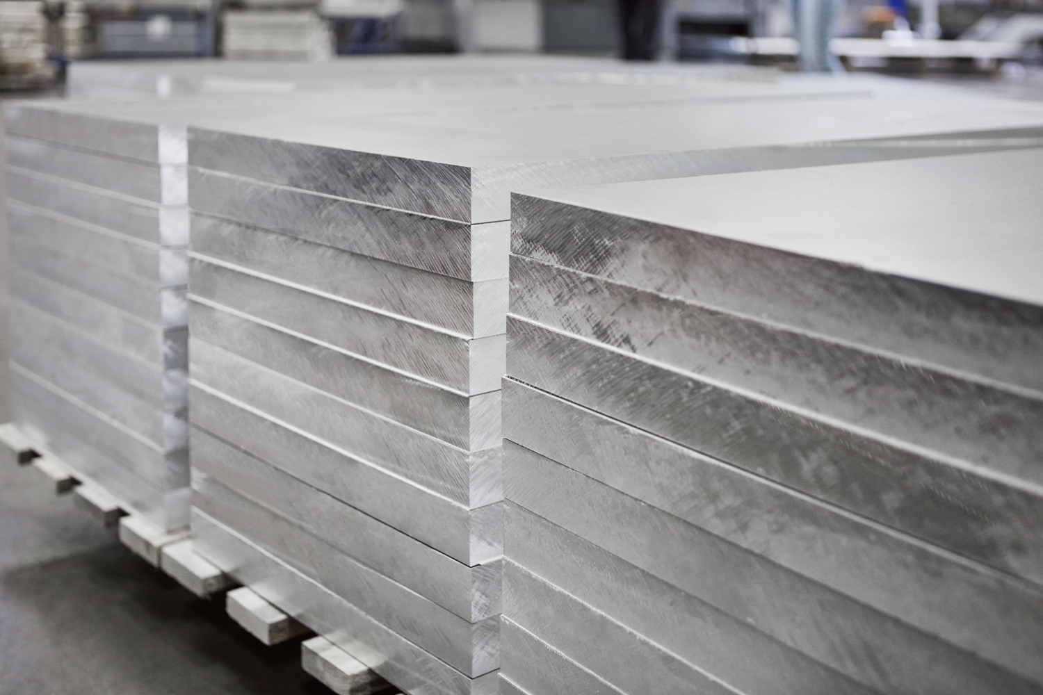 Aluminiumplatten von BIKAR auf Palette gestapelt