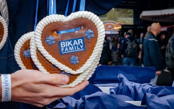 Lebkuchenherzen mit BIKAR FAMILY Logo und Mitarbeiter