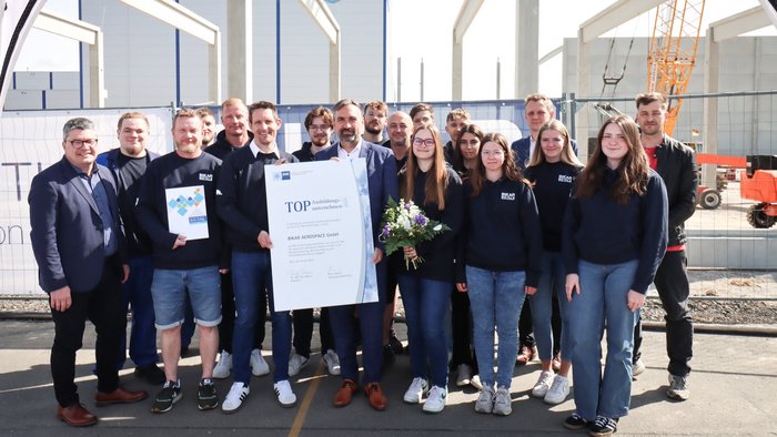 Mitarbeiter der BIKAR AEROSPACE erhalten die Auszeichnung TOP-Ausbildungsunternehmen