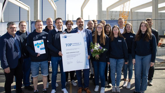 Employees of BIKAR AEROSPACE receive the "TOP Training Company" award.