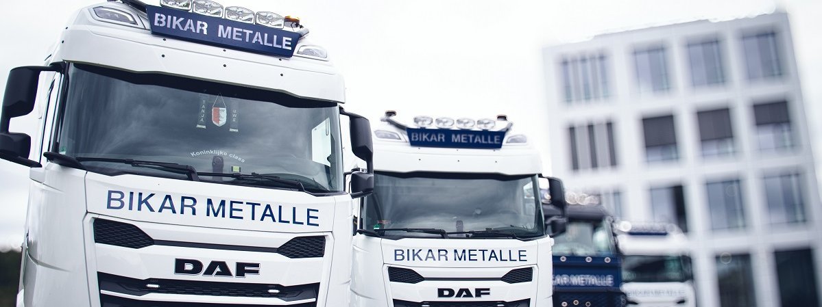 Mehrere LKW von BIKAR LOGISTICS stehen nebeneinander vor der Firmenzentrale
