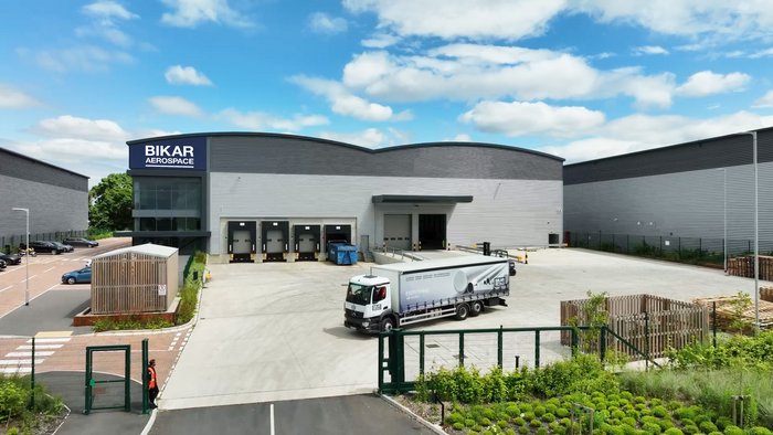 BIKAR AEROSPACE METALS Standort Bristol mit Werksgelände, Lastwagen und Materiallogistik für die Luftfahrtindustrie.