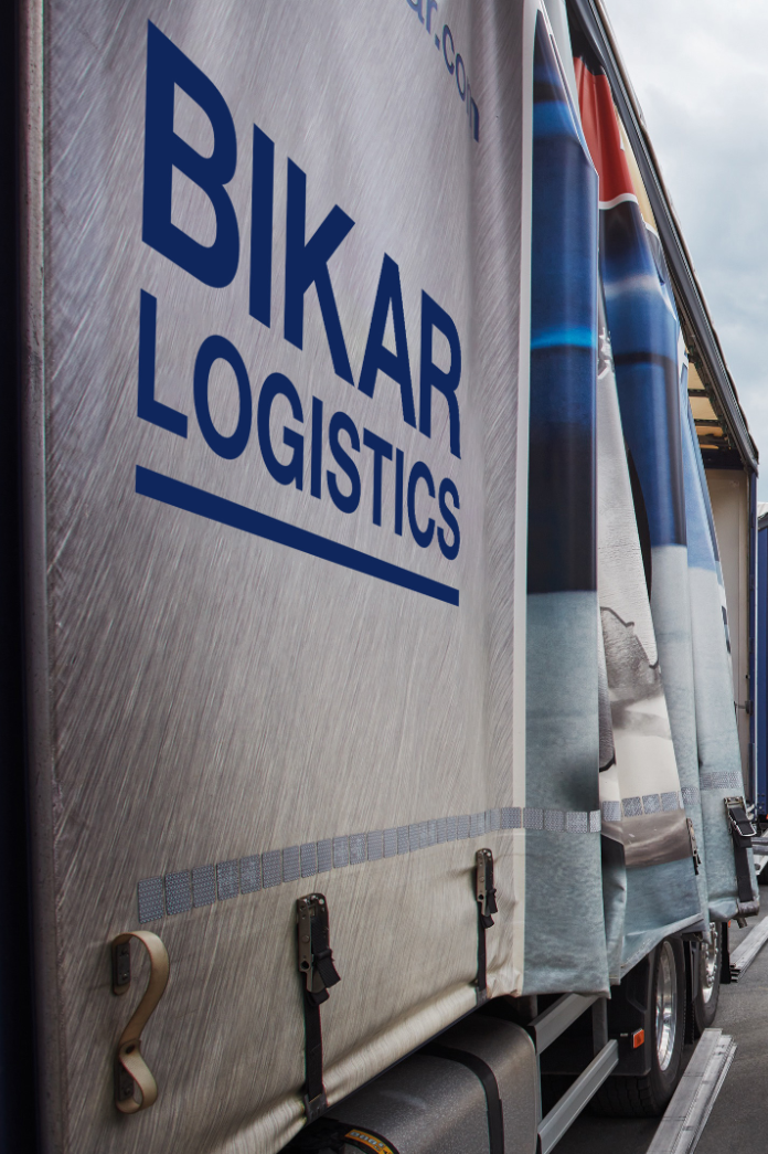 Beladen eines LKW des BIKAR Logistics Fuhrparks