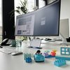 Spielsachen stehen auf einem Schreibtisch bei BIKAR