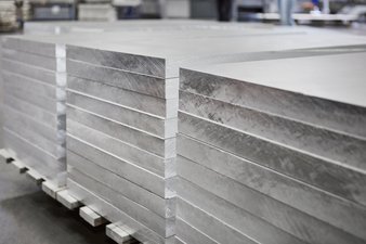 Aluminiumplatten von BIKAR auf Palette gestapelt