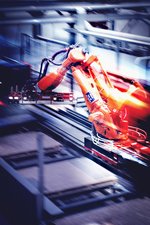 Roboter fährt auf Schiene in Halbzeugeproduktion