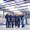 Mitarbeitende bei BIKAR stehen in der Produktionshalle