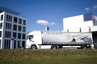 LKW der Spedition BIKAR LOGISTICS steht vor Firmenzentrale