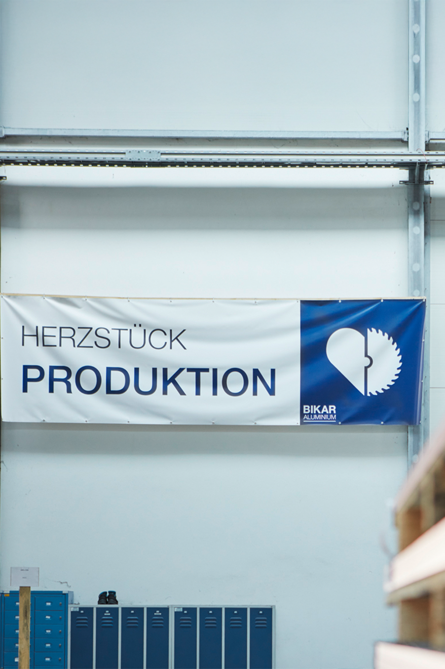 Plakat in der Produktion bei BIKAR