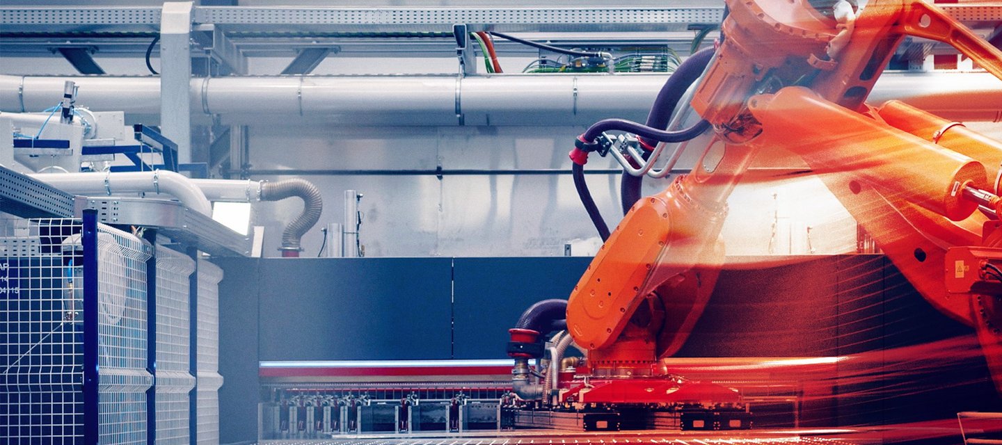 Roboterarm nimmt Aluminiumplatte auf