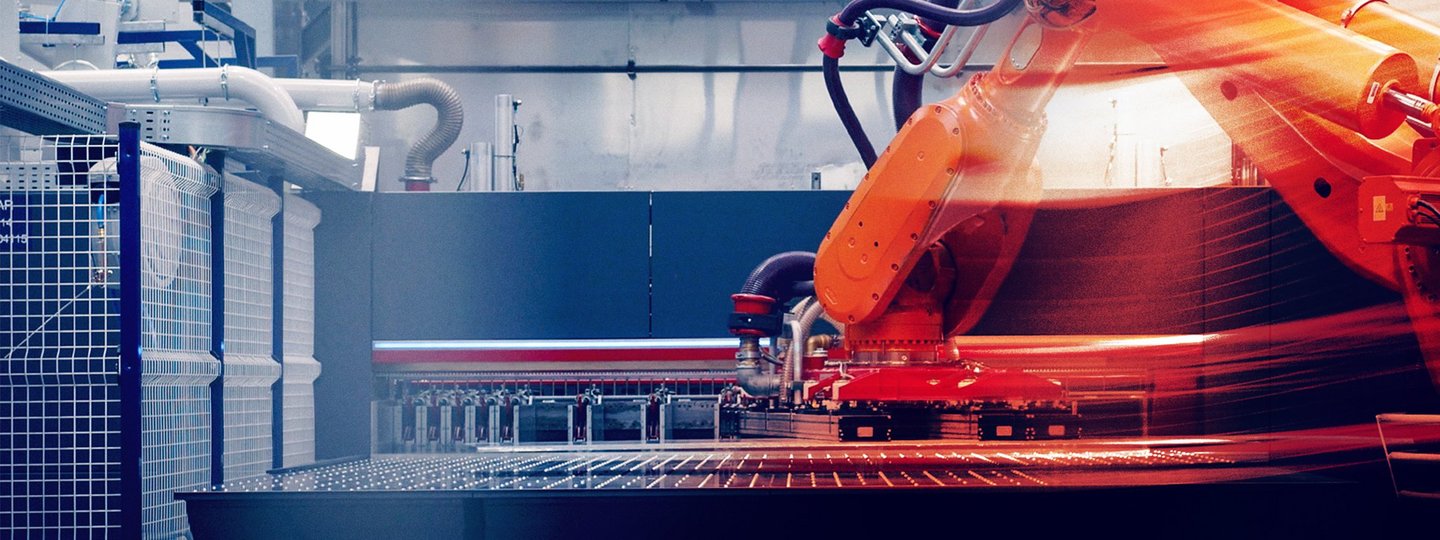 Roboterarm nimmt Aluminiumplatte auf