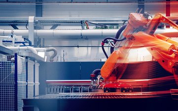 Roboterarm nimmt Aluminiumplatte auf