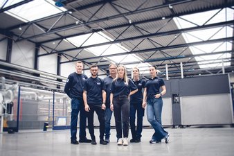Mitarbeitende von BIKAR in Produktionshalle