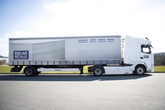 Fahrzeug der Spedition BIKAR LOGISTICS auf Straße