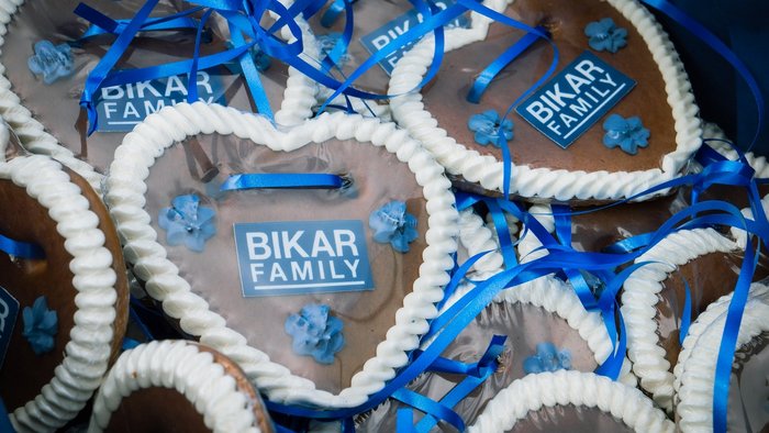 Lebkuchenherzen mit Aufschrift Bikar Family