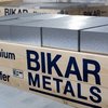 Aluminiumzuschnitte in einer Transportkiste aus Holz mit seitlichem BIKAR METALS Aufdruck.