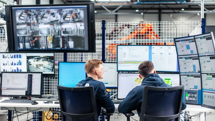 Gewerbliche Auszubildende überwachen robotergesteuerte Produktion bei BIKAR