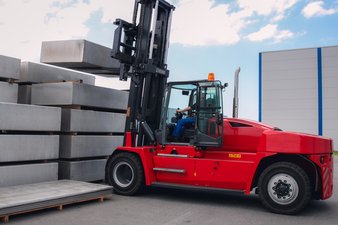 Blöcke aus Aluminium vom Stapler geladen