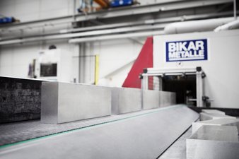 Aluminiumstangen Zuschnitte in Maschine
