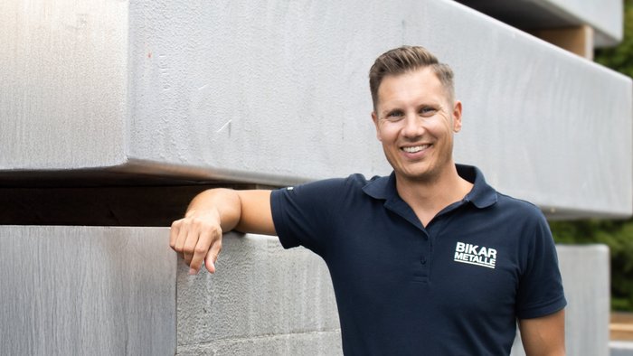 Head of Sales Schweiz bei BIKAR vor Aluminiumblöcken