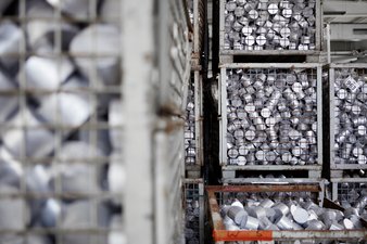 Aluminium Schrotte in Gitterboxen