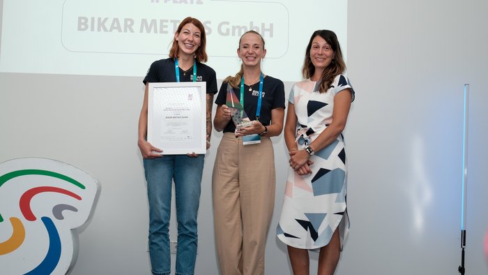 Gruppenfoto mit Team von BIKAR und Urkunde Arbeitgebermarketingaward 