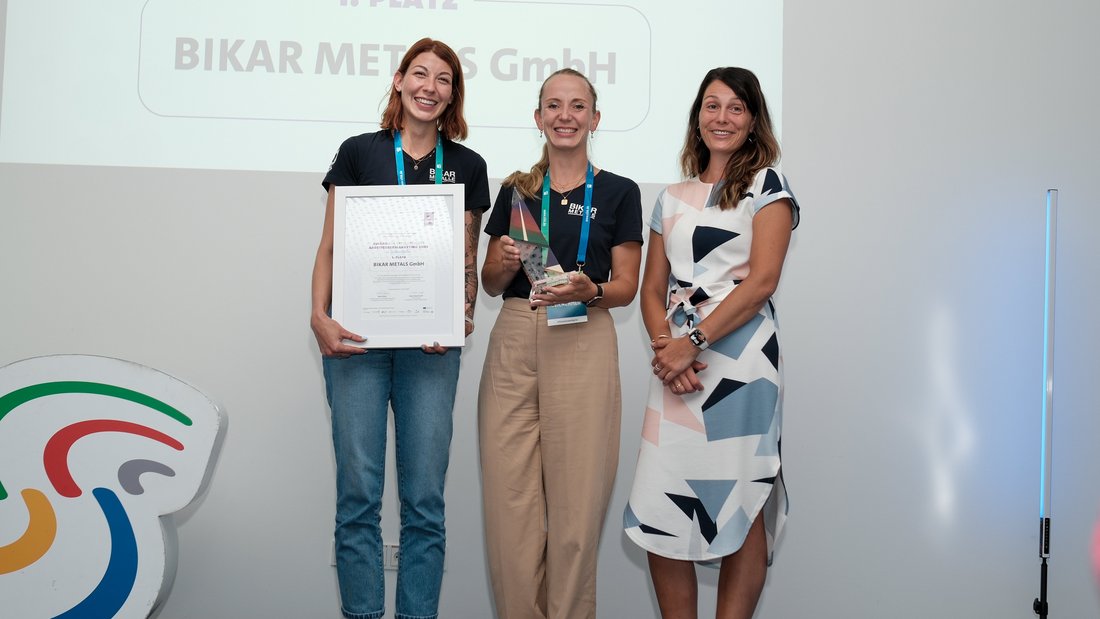 Gruppenfoto mit Team von BIKAR und Urkunde Arbeitgebermarketingaward 