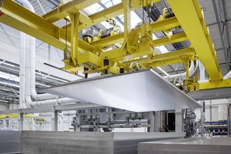 Aluminium Platte wird angehoben von Maschinen