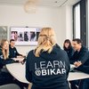 Auszubildende bei BIKAR sitzen an einem Tisch